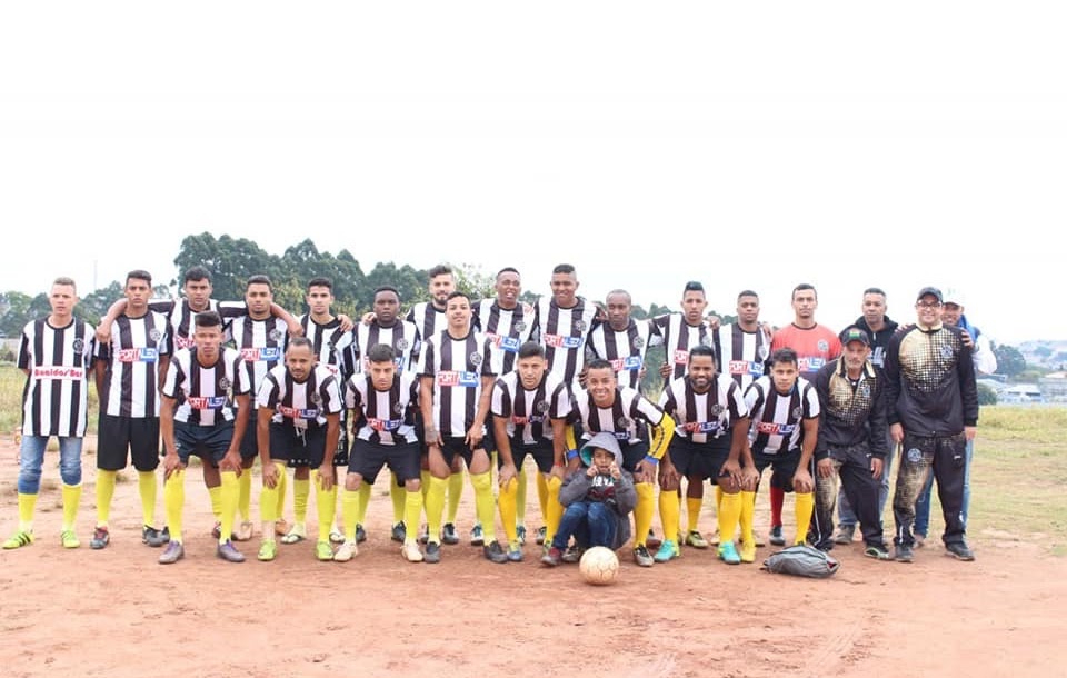 Elenco do Atlético Lajeado comemorando o título da 1ª Copa Meninos da Vila, em 2018